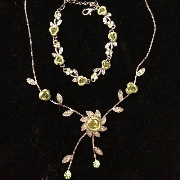 Silver w/green roses set of Bracelet & Necklace - Picture 3 of 8